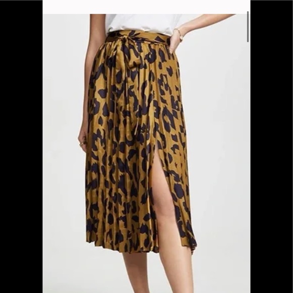 Dresses & Skirts - Moon river pleated skirt. Never worn